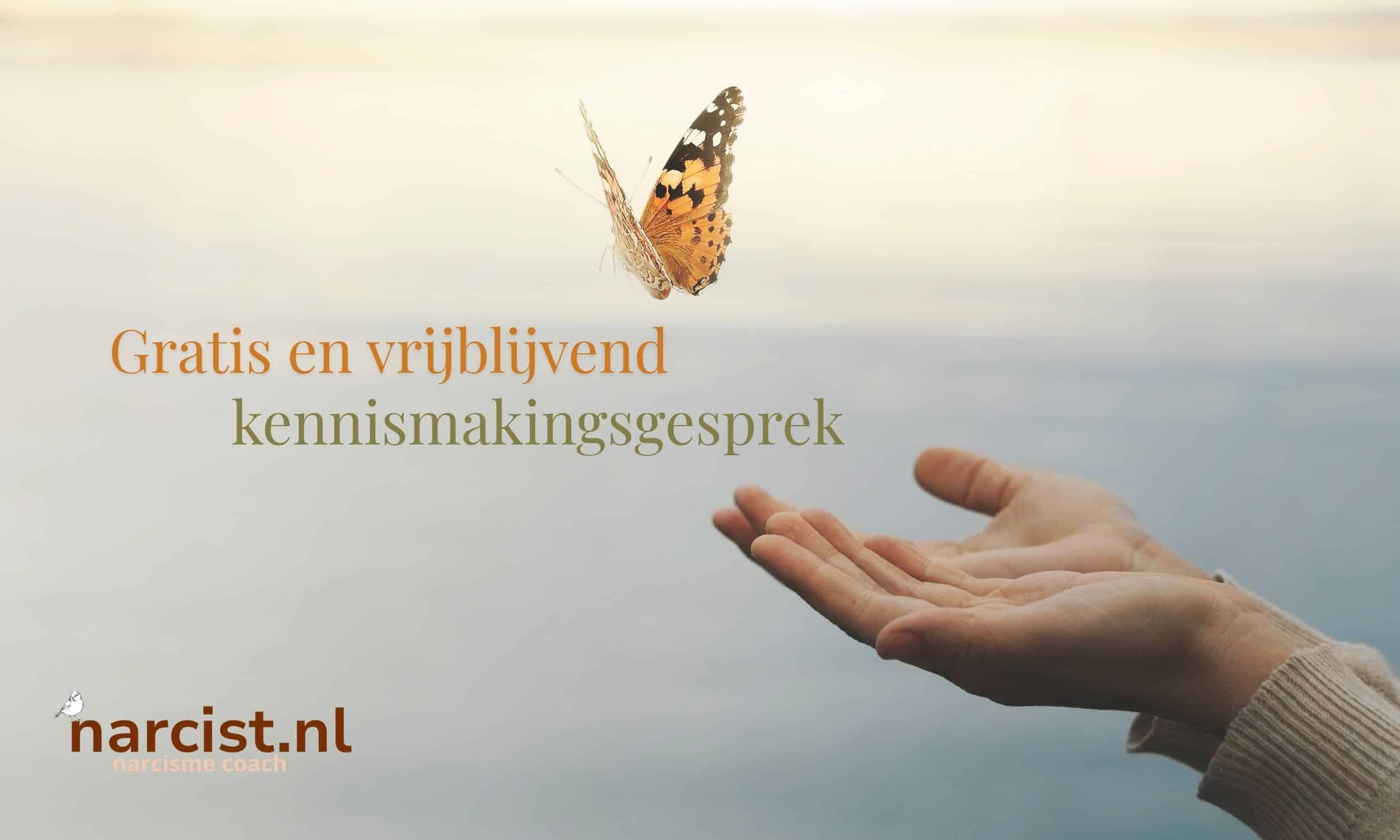 Een afbeelding met handen die een vlinder vrij laten. Met de tekst Gratis en vrijblijvend kennismakingsgesprek. Links onder staat een logo van narcist.nl met een vogeltje.